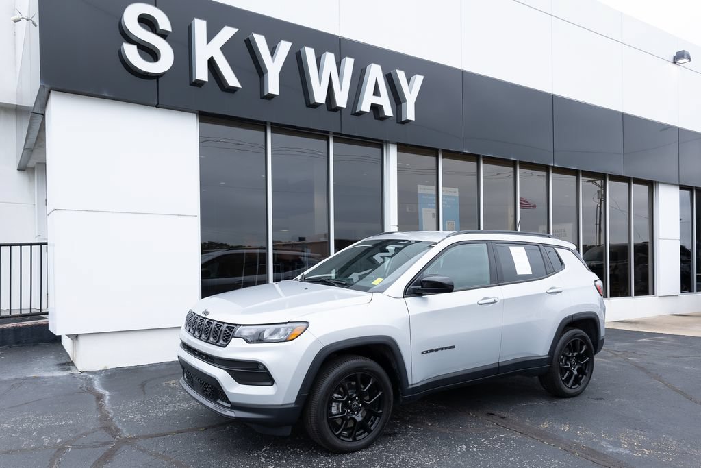 Used 2026 Jeep Compass Latitude w/ Quick Order Package 29K AWD/4WD image 1