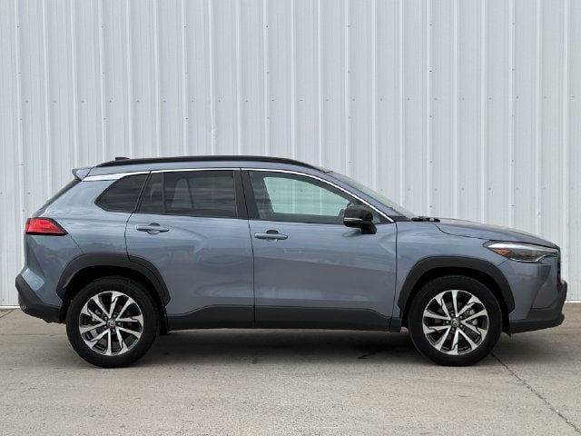 Used 2025 Toyota Corolla Cross XLE FWD image 3