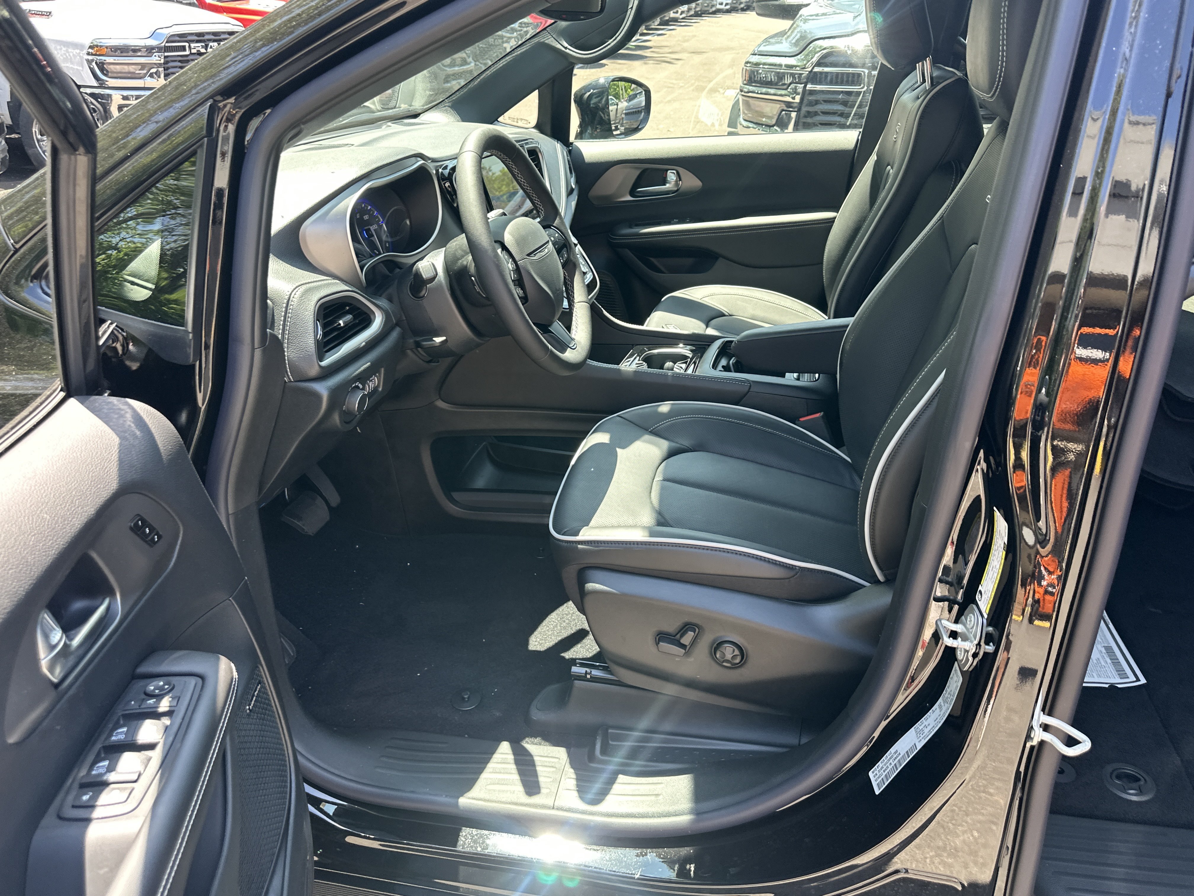 New 2027 Chrysler Pacifica Limited FWD image 27