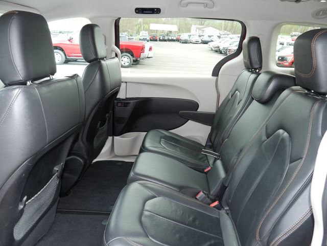 Used 2017 Chrysler Pacifica Touring-L image 25
