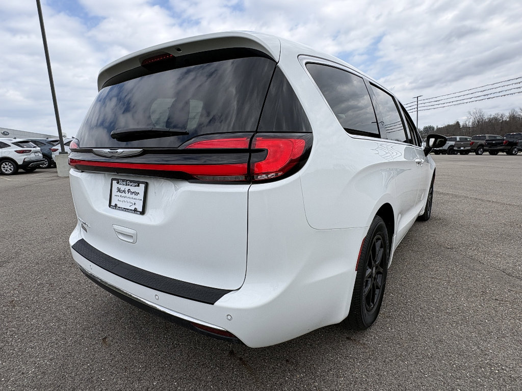 Used 2024 Chrysler Pacifica Touring-L image 5