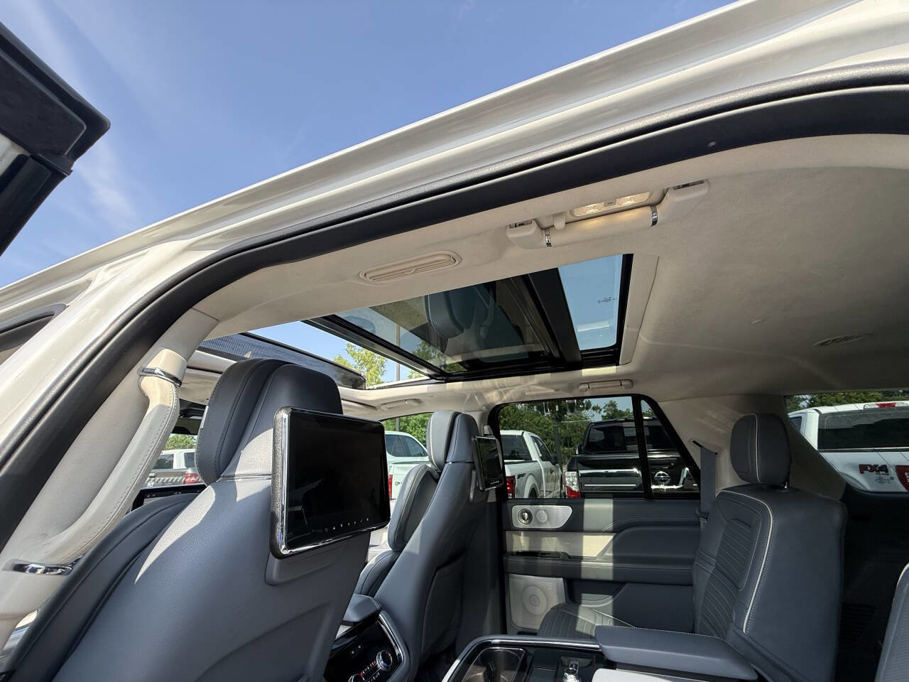 Used 2020 Lincoln Navigator Black Label w/ Cargo Convenience Package AWD/4WD image 39