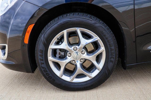 Used 2018 Chrysler Pacifica Limited image 9