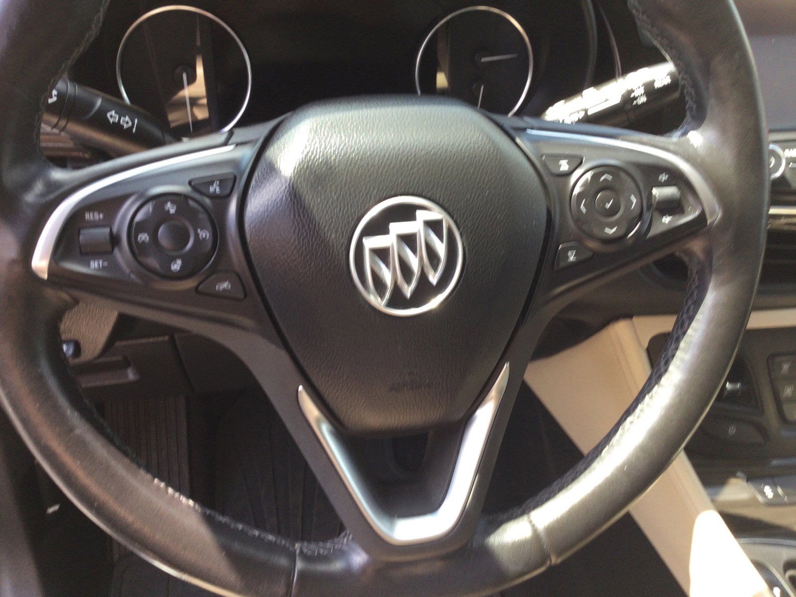 Used 2019 Buick Envision Premium w/ Driver Confidence Package image 18