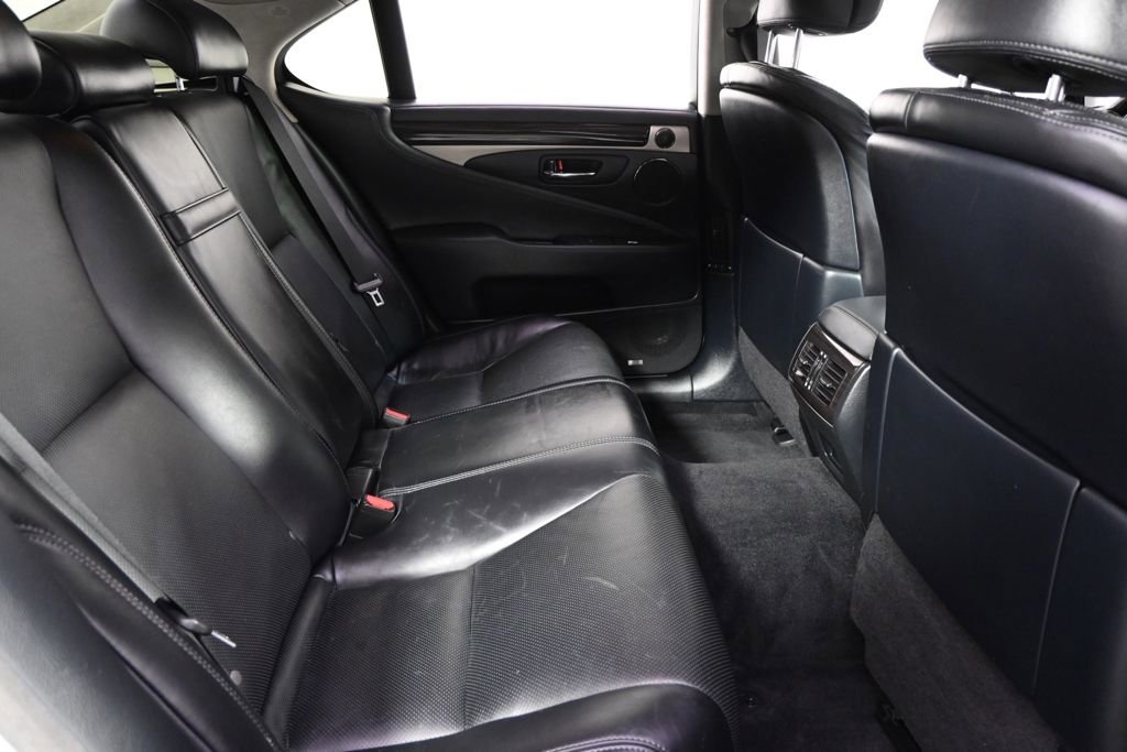 Used 2013 Lexus LS 460 AWD w/ Comfort Pkg image 18