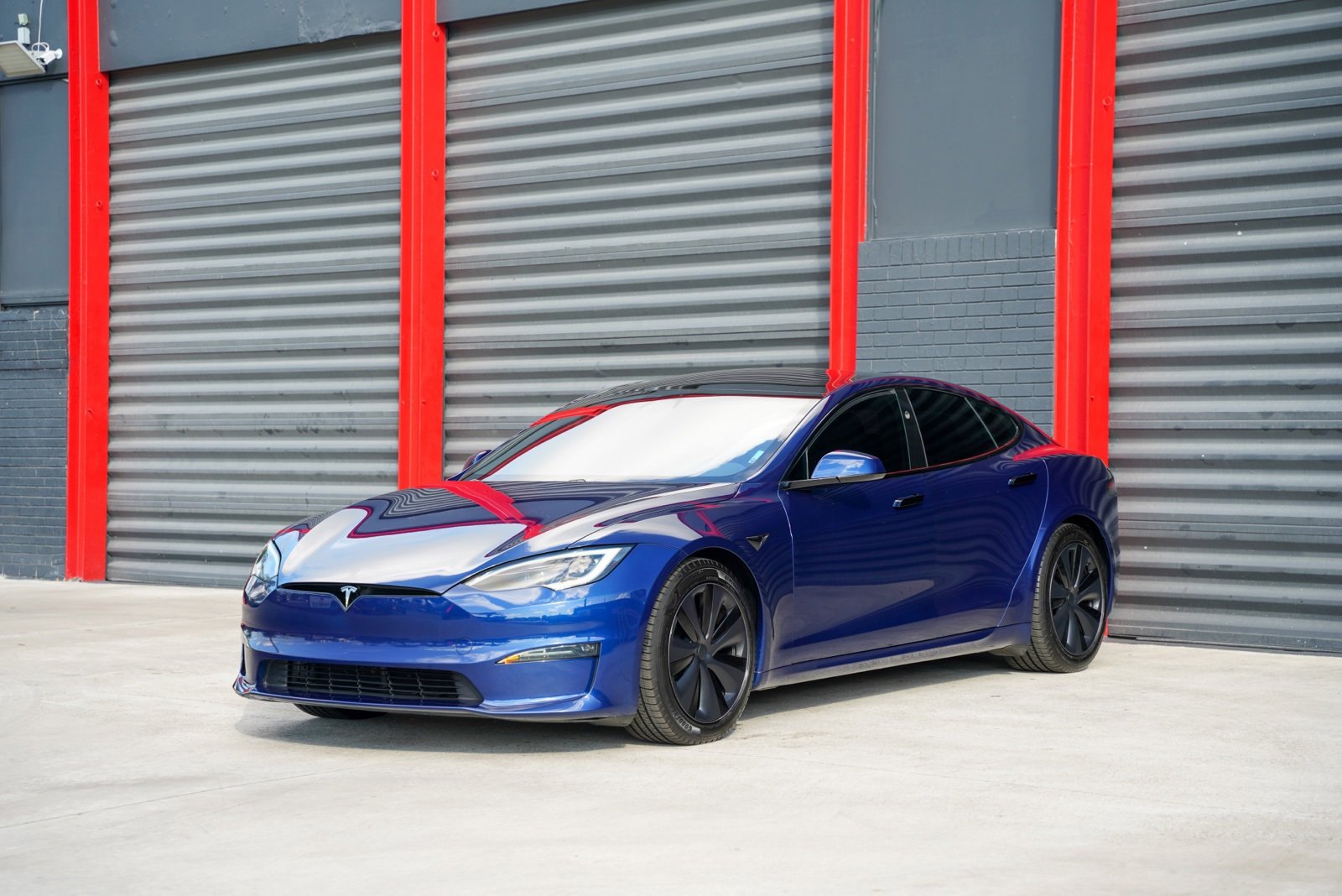 Used 2023 Tesla Model S Standard Range image 1