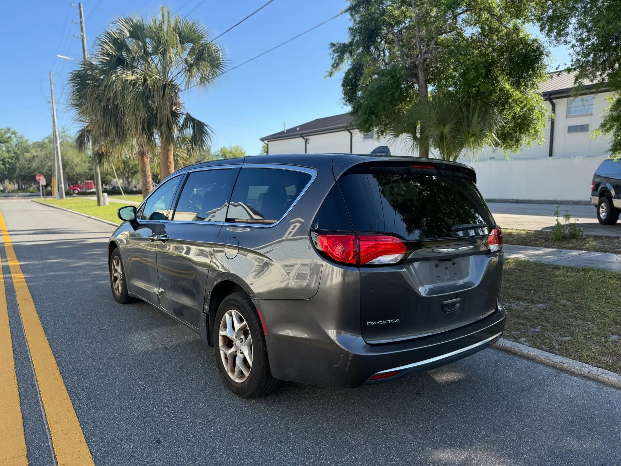Used 2017 Chrysler Pacifica Touring Plus w/ Tire & Wheel Group FWD image 6