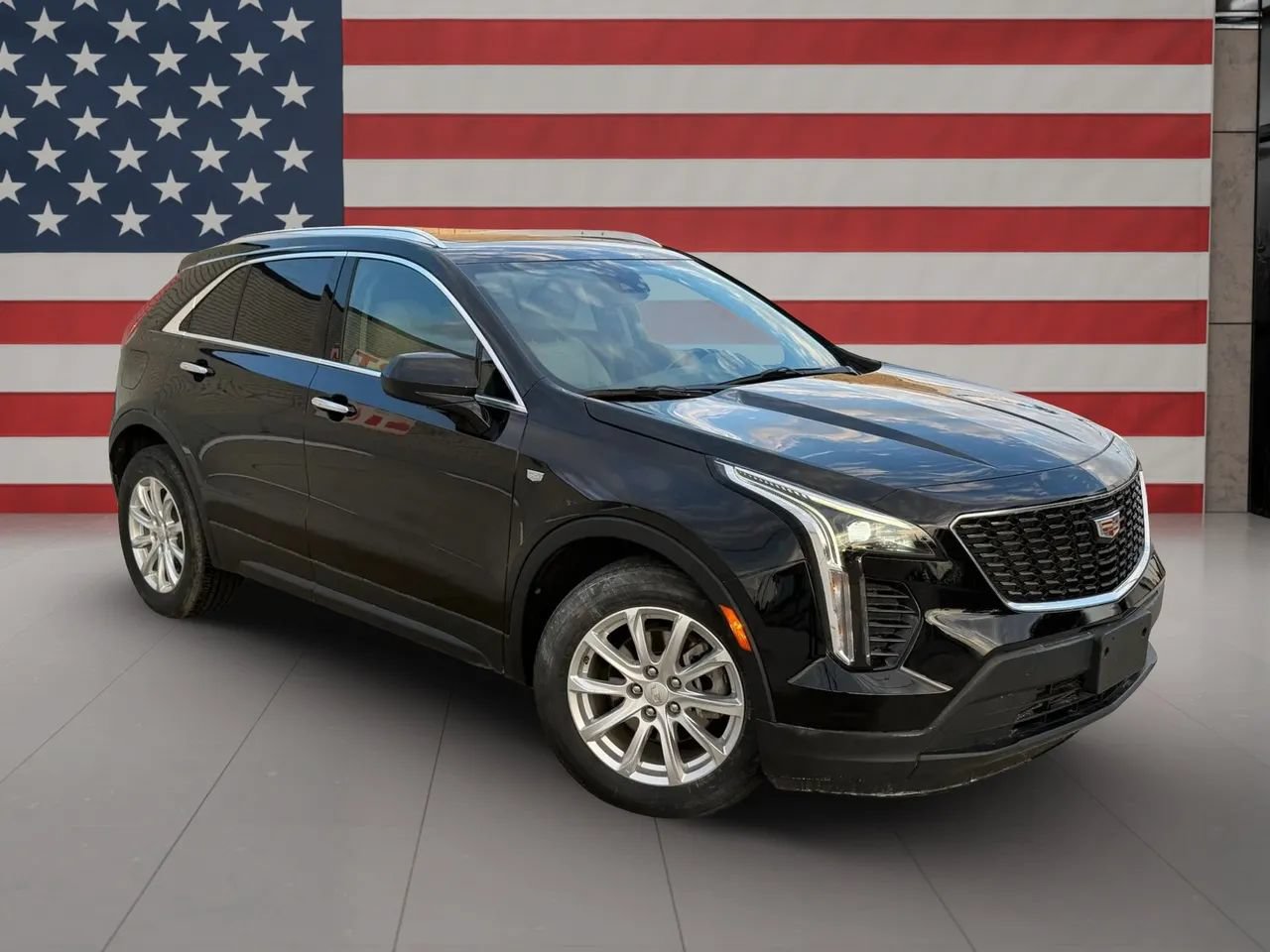 Used 2023 Cadillac XT4 Luxury w/ Cold Weather Package FWD image 1