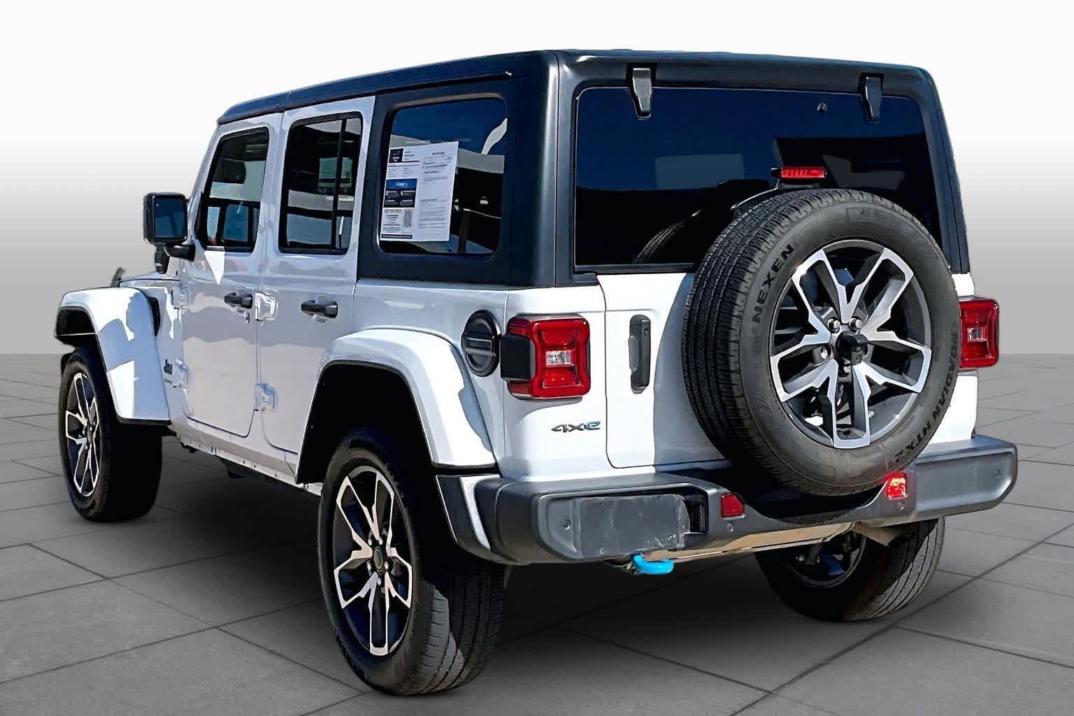 Used 2024 Jeep Wrangler Unlimited w/ Convenience Group AWD/4WD image 12