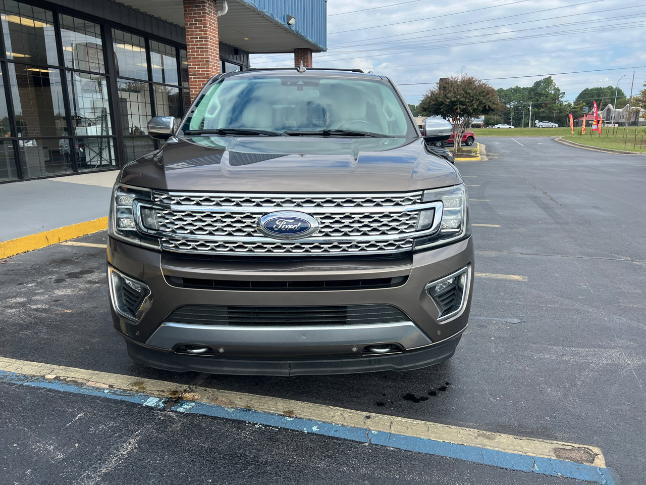 Used 2019 Ford Expedition Platinum image 2