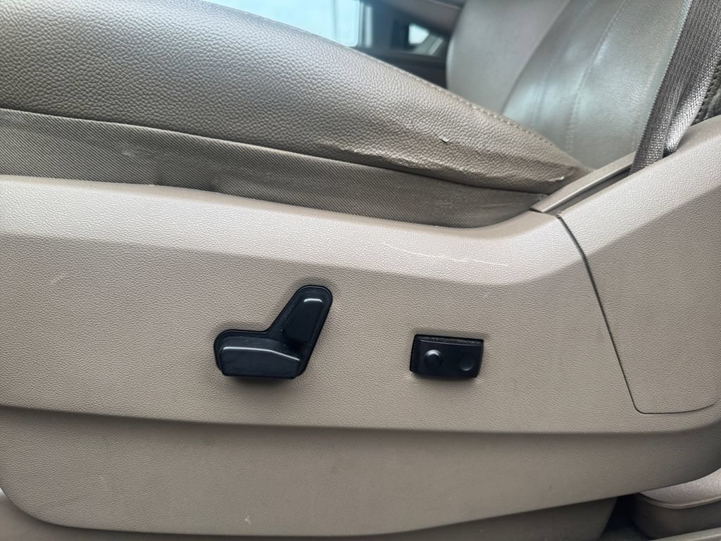 Used 2016 Chrysler Town & Country Touring FWD image 13