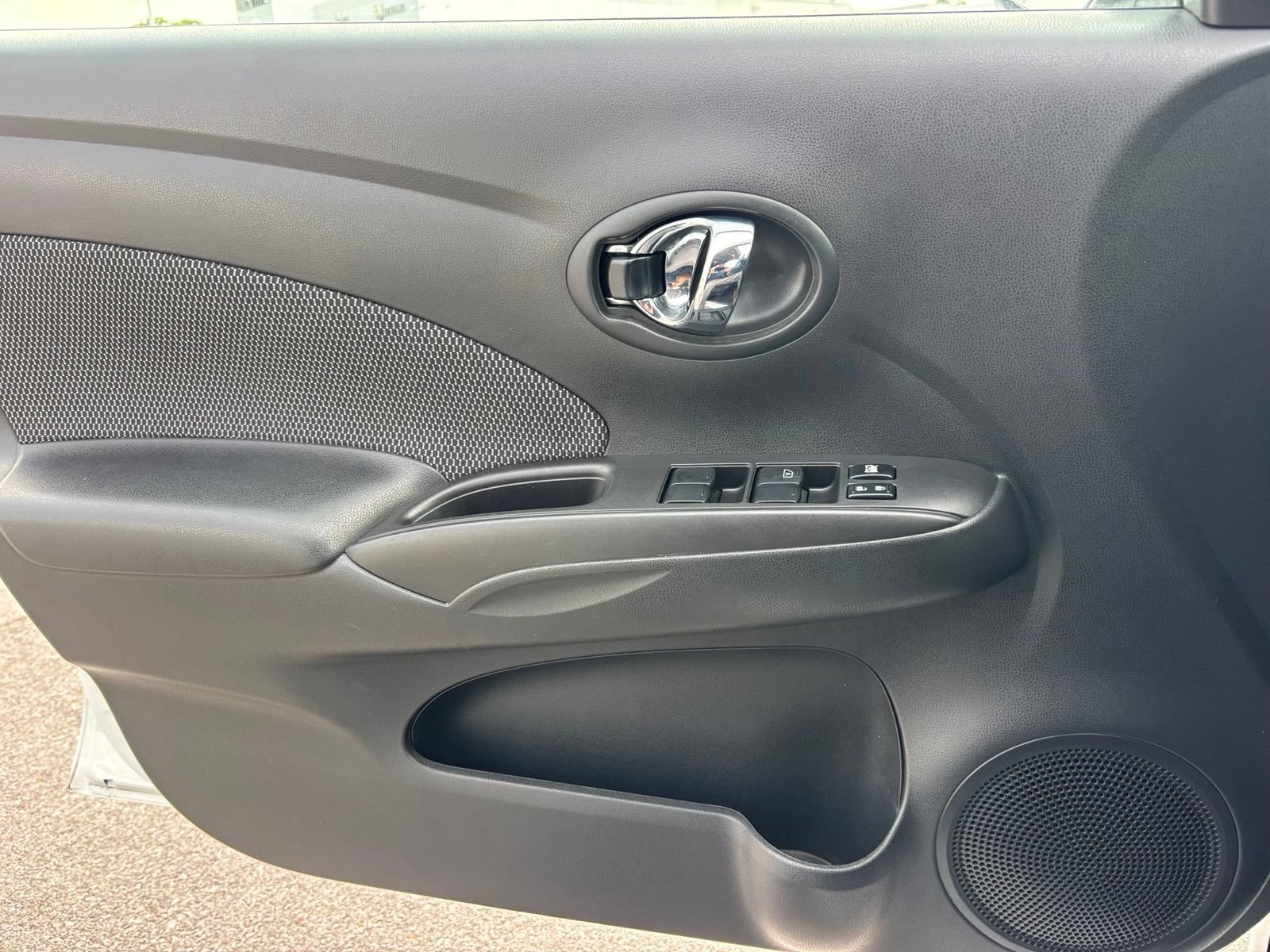 Used 2015 Nissan Versa SV FWD image 12
