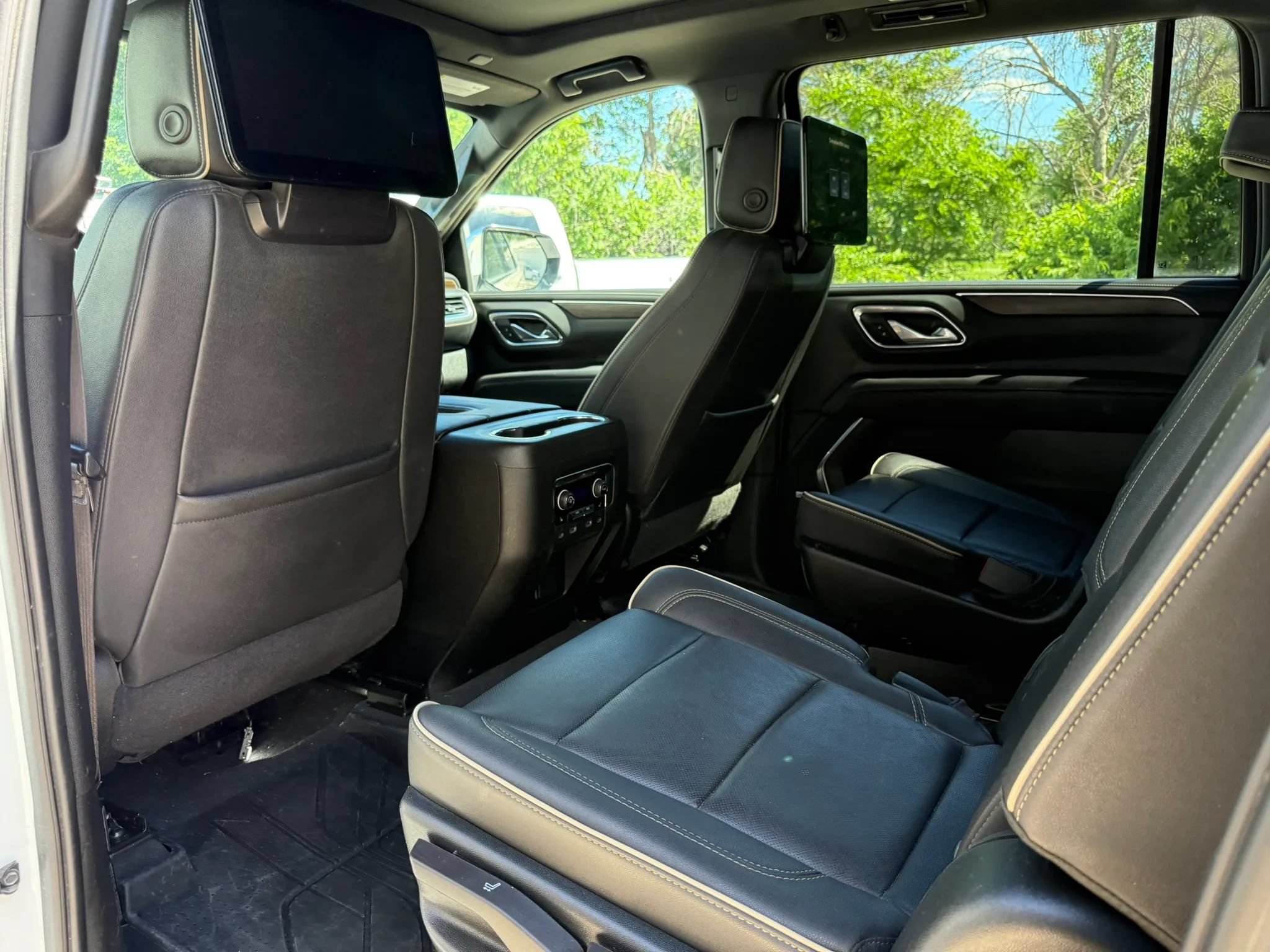 Used 2023 Chevrolet Suburban Premier w/ Premium Package 2 AWD/4WD image 14