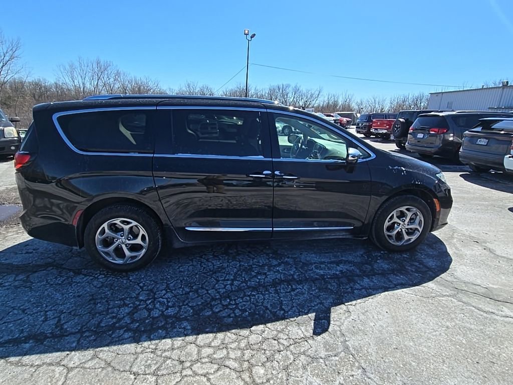 Used 2021 Chrysler Pacifica Limited w/ Uconnect Theater Family Group image 9