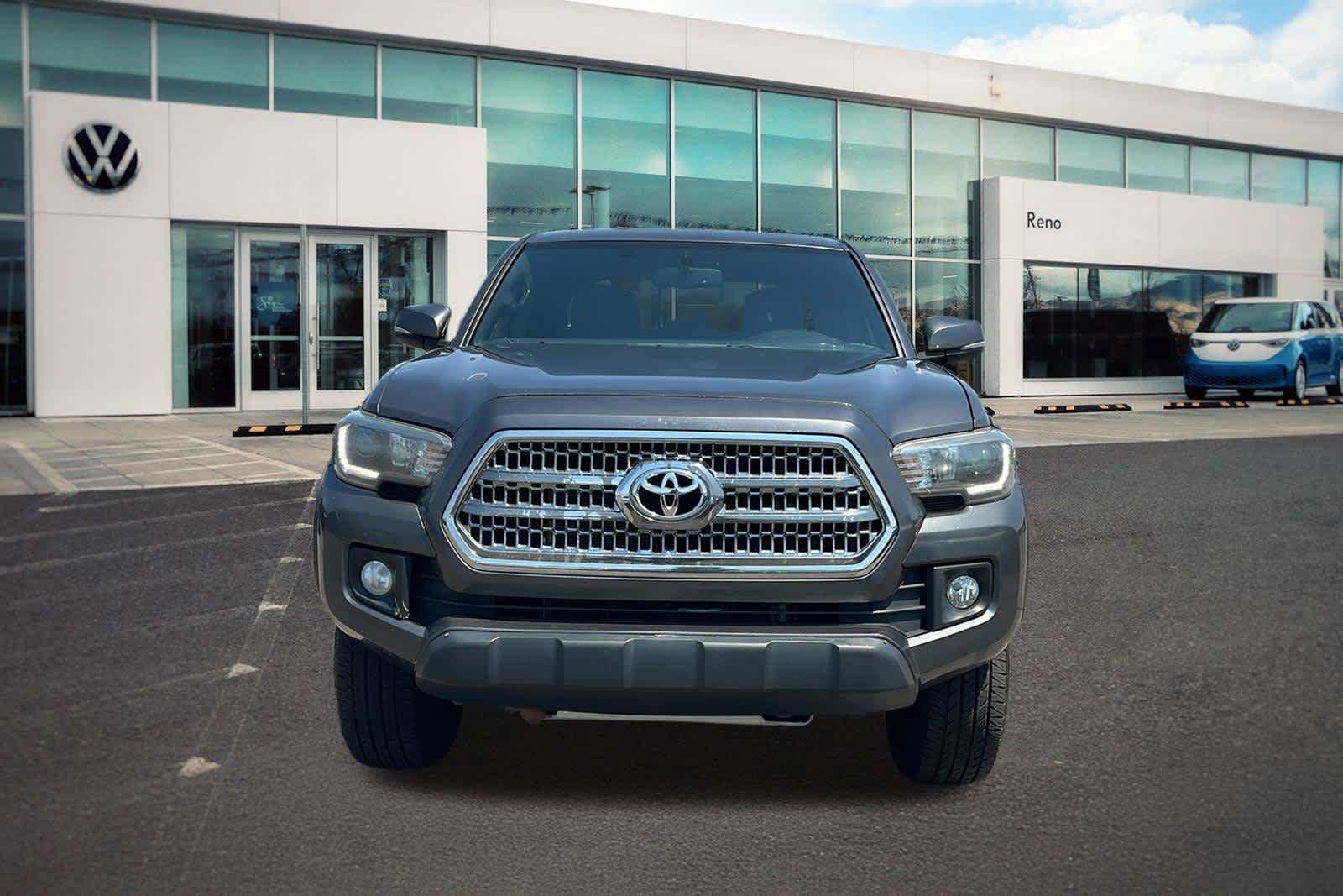 Used 2017 Toyota Tacoma TRD Off-Road w/ Premium & Technology Package AWD/4WD image 2