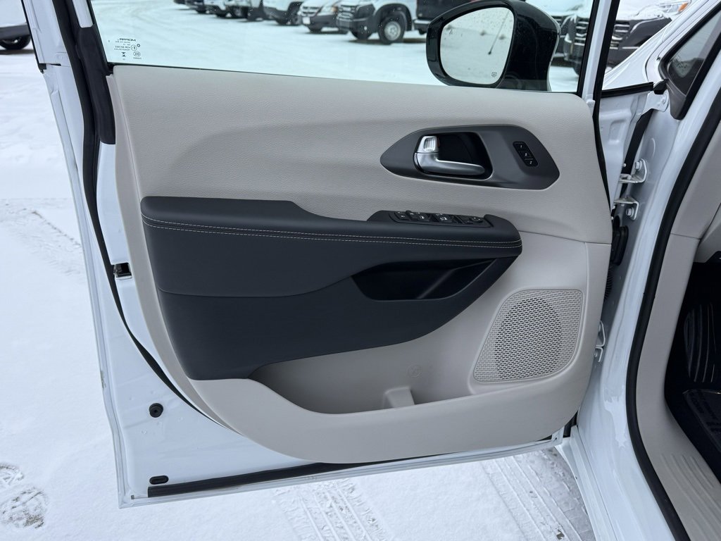 Used 2024 Chrysler Pacifica Touring-L image 13