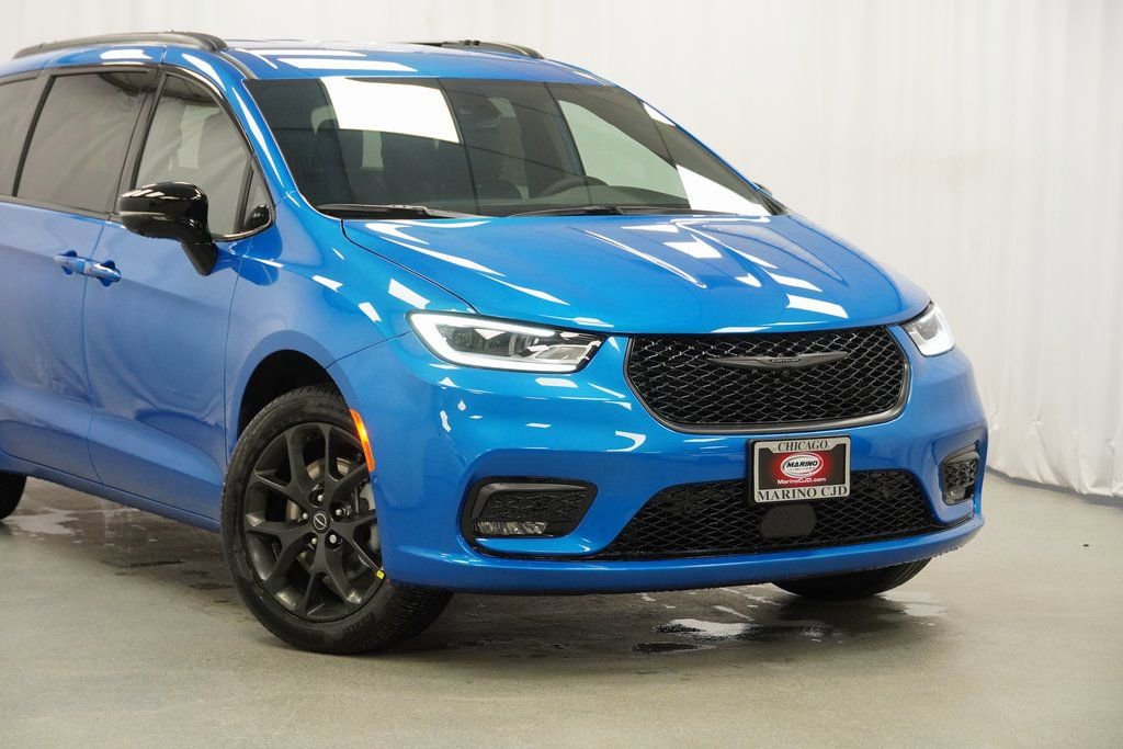 New 2026 Chrysler Pacifica Select w/ S Appearance Package image 3