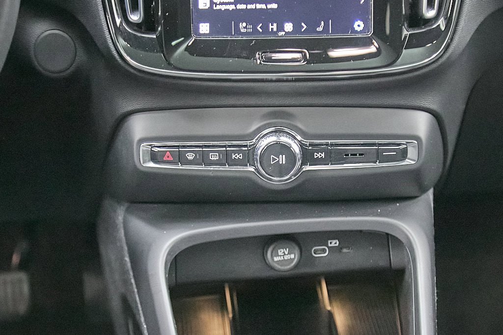 Certified 2023 Volvo C40 Recharge Core w/ Climate Package image 28