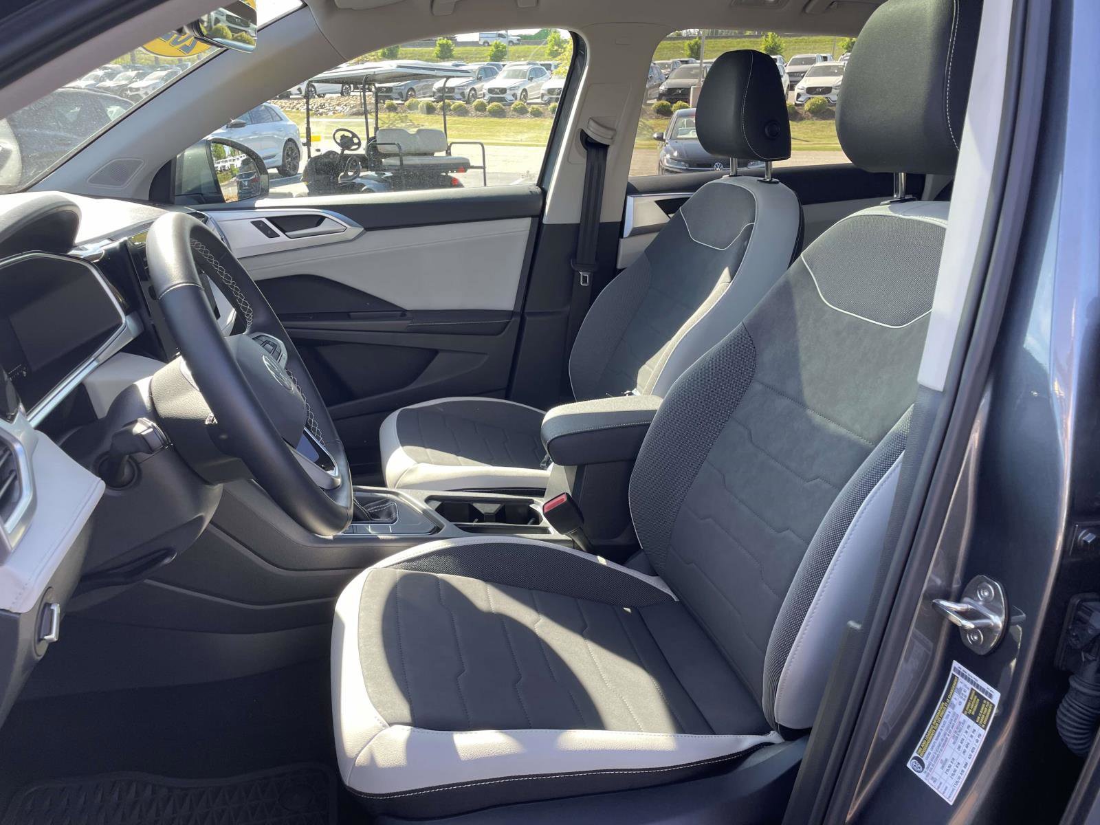 Used 2025 Volkswagen Taos SE w/ Panoramic Sunroof Package FWD image 17