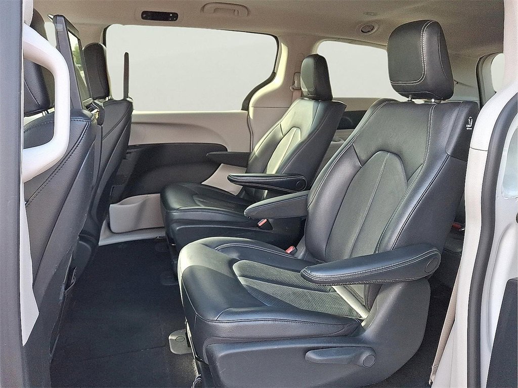 Used 2022 Chrysler Pacifica Touring-L w/ Uconnect Theater Family Group image 10