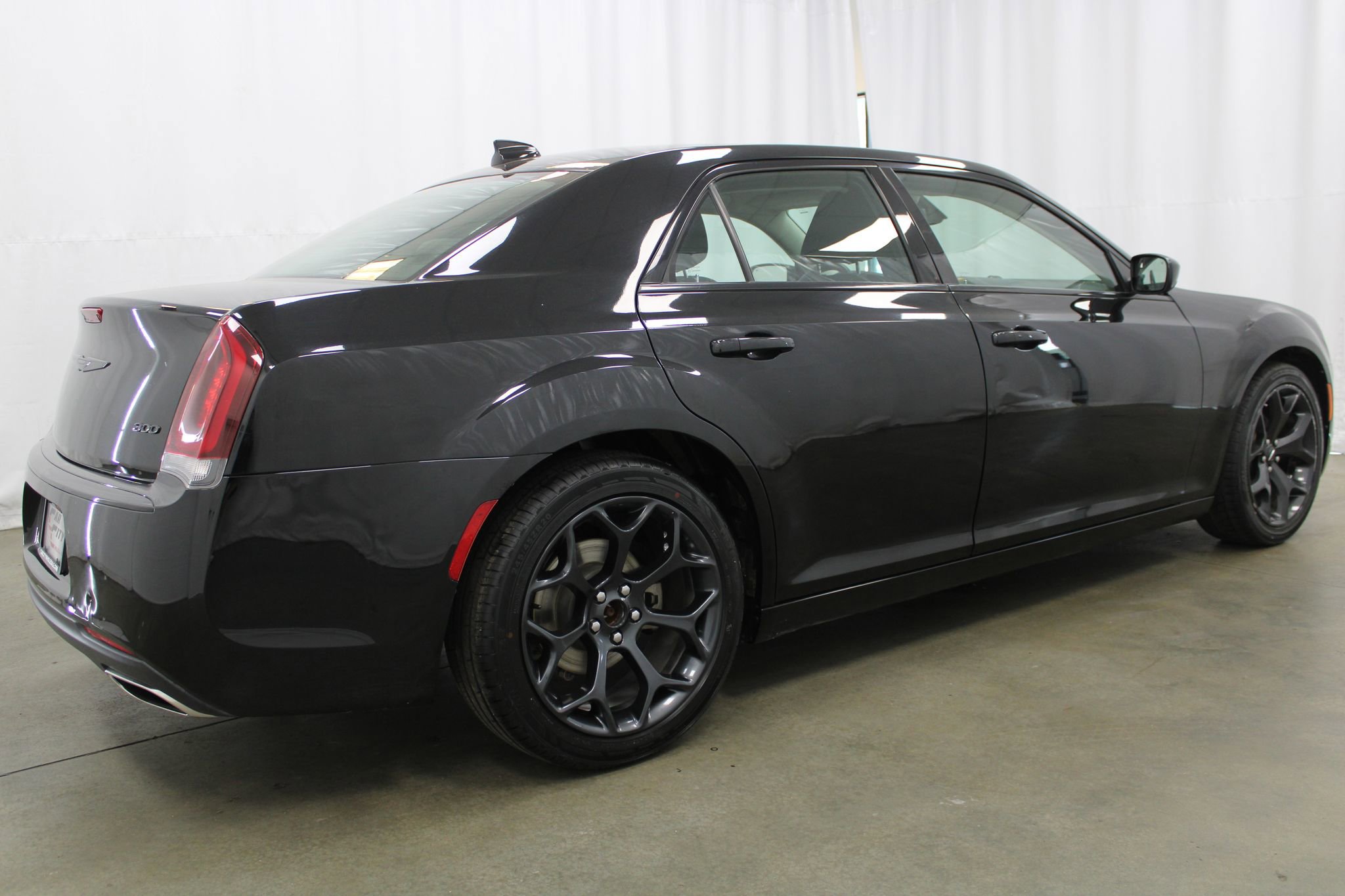 Used 2022 Chrysler 300 Touring w/ Sport Appearance Package RWD image 6