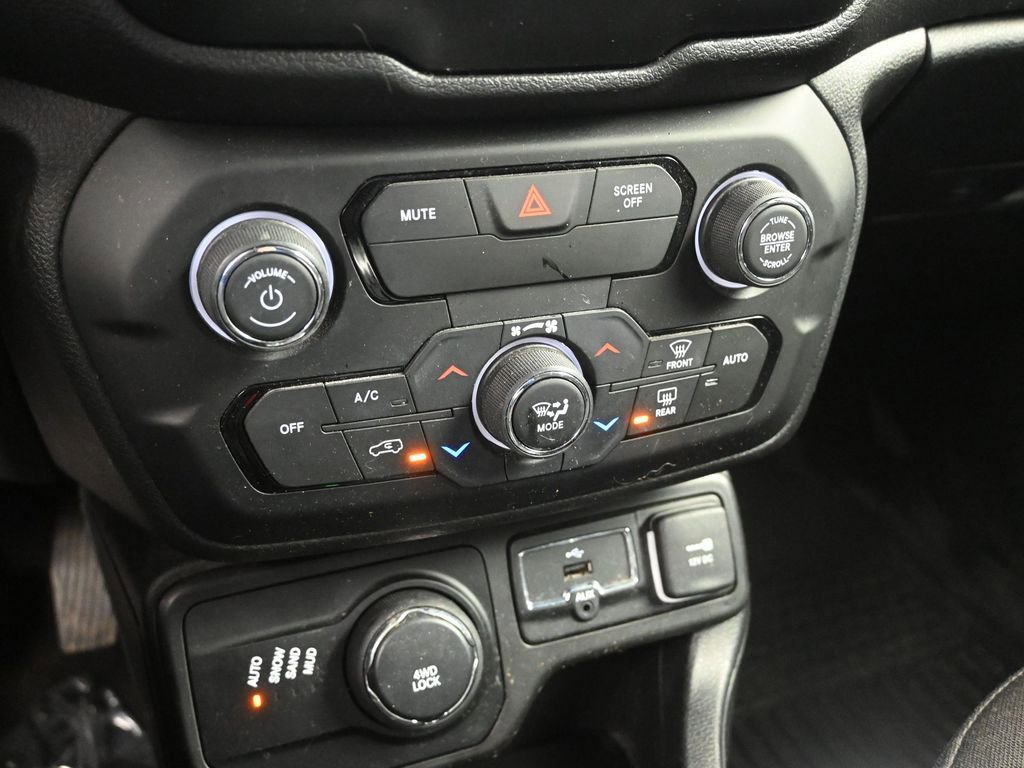 Used 2018 Jeep Renegade Latitude w/ Cold Weather Group image 19