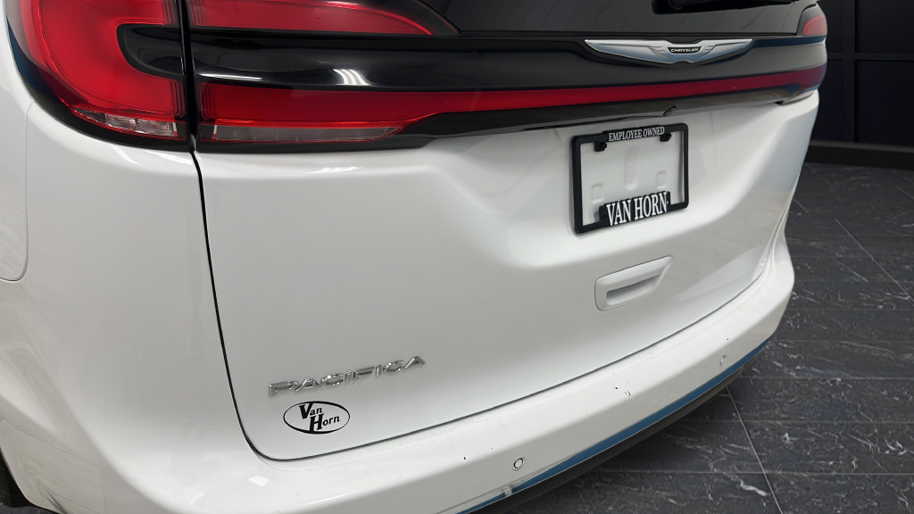 Used 2023 Chrysler Pacifica Touring-L FWD image 39