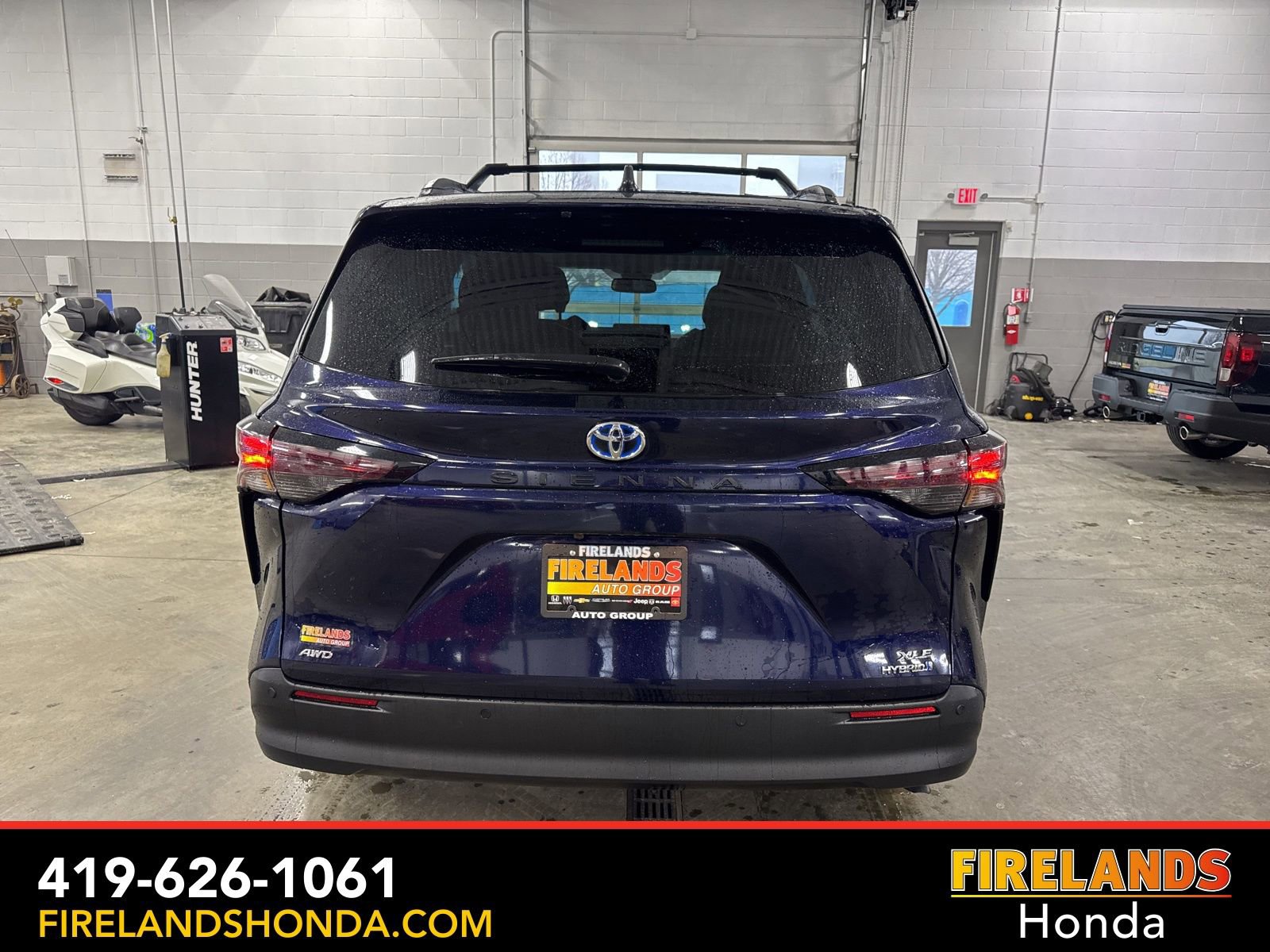 Used 2024 Toyota Sienna XLE AWD/4WD image 4