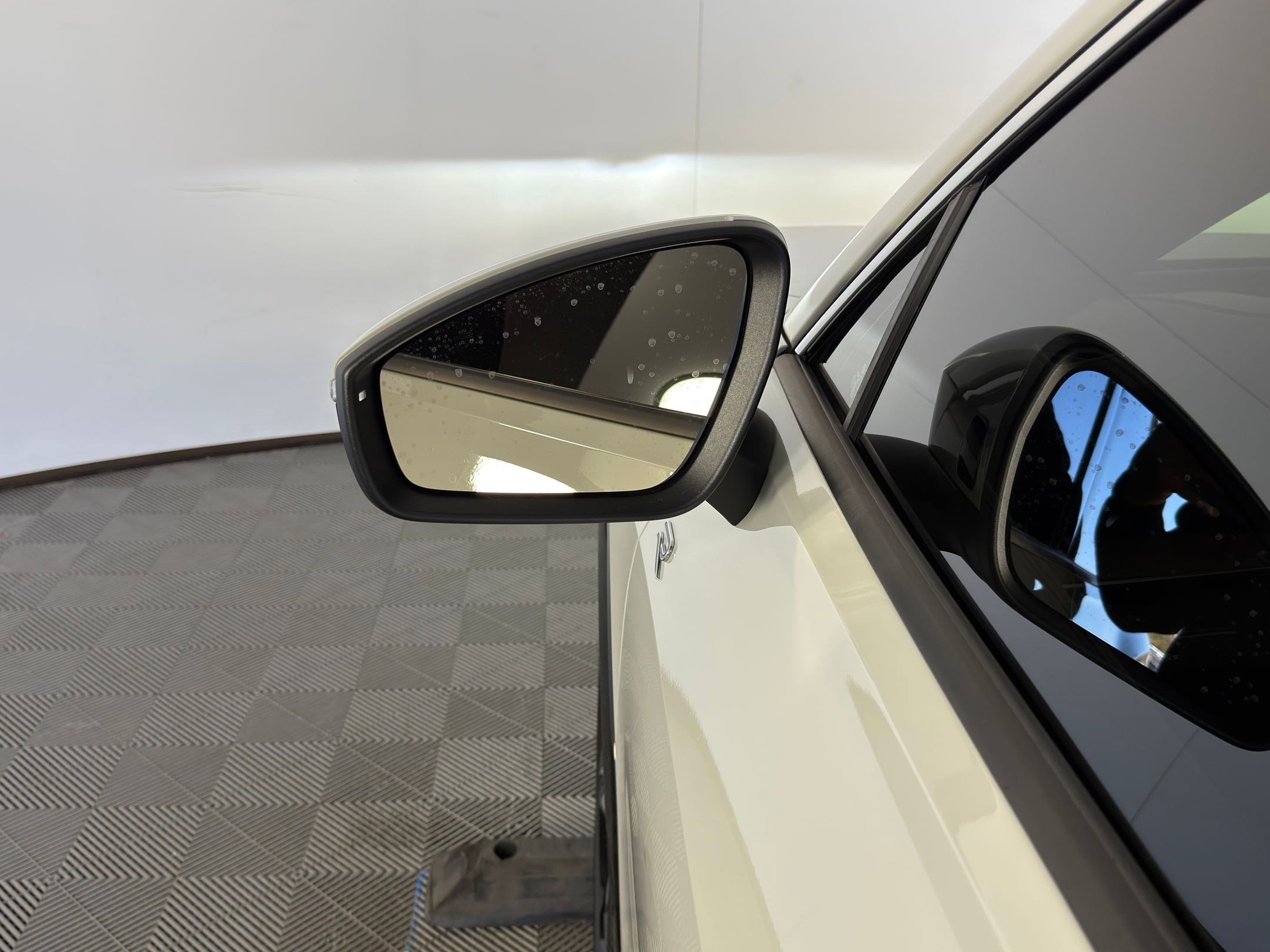 Used 2025 Volkswagen Tiguan SEL R-Line image 26