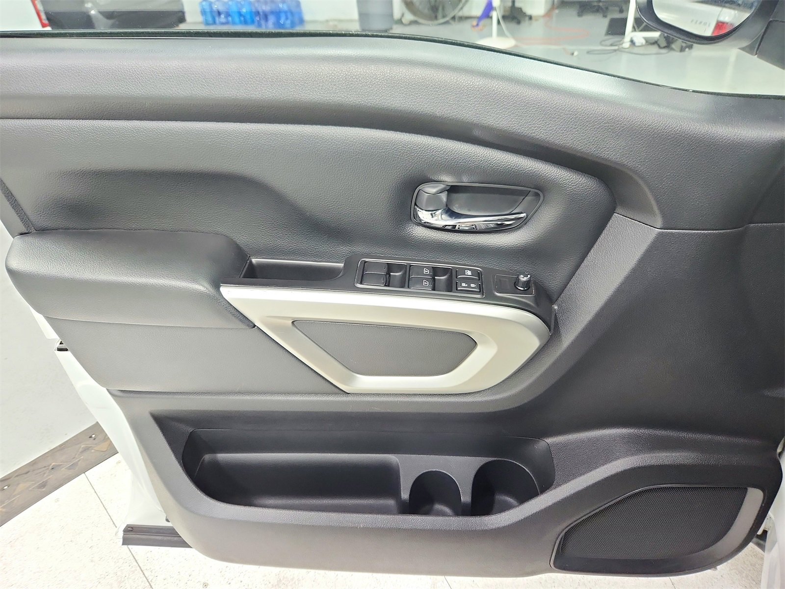 Used 2023 Nissan Titan SV image 28