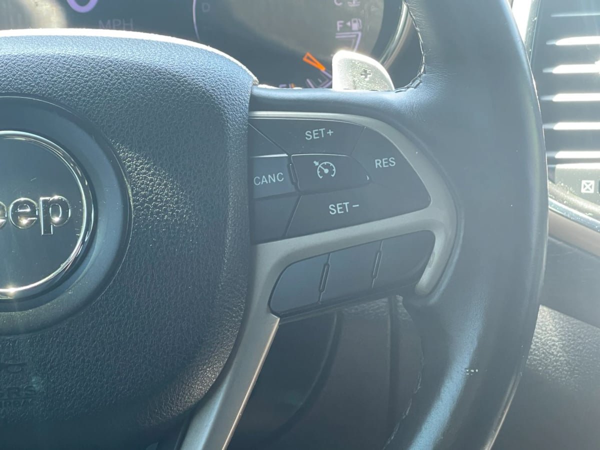 Used 2017 Jeep Grand Cherokee Laredo RWD image 28