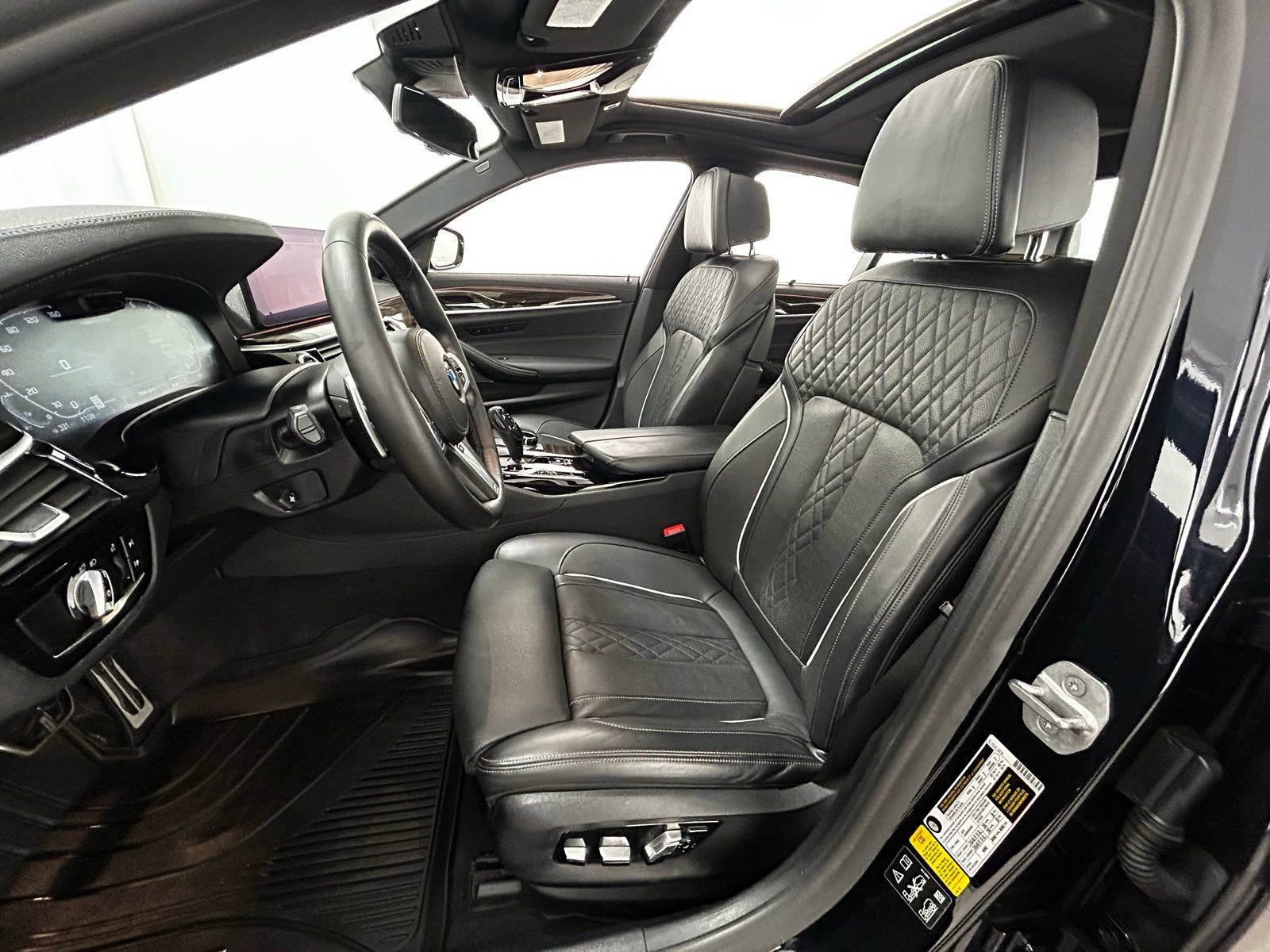 Used 2021 BMW M550i xDrive w/ Executive Package image 28
