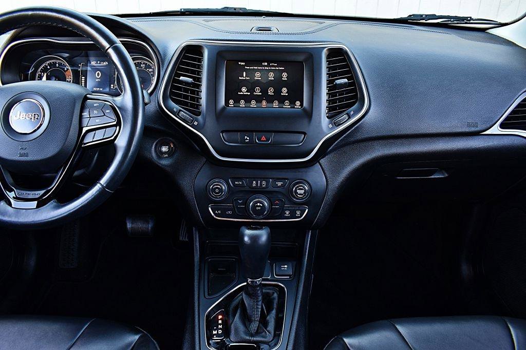 Used 2019 Jeep Cherokee Latitude Plus FWD image 26