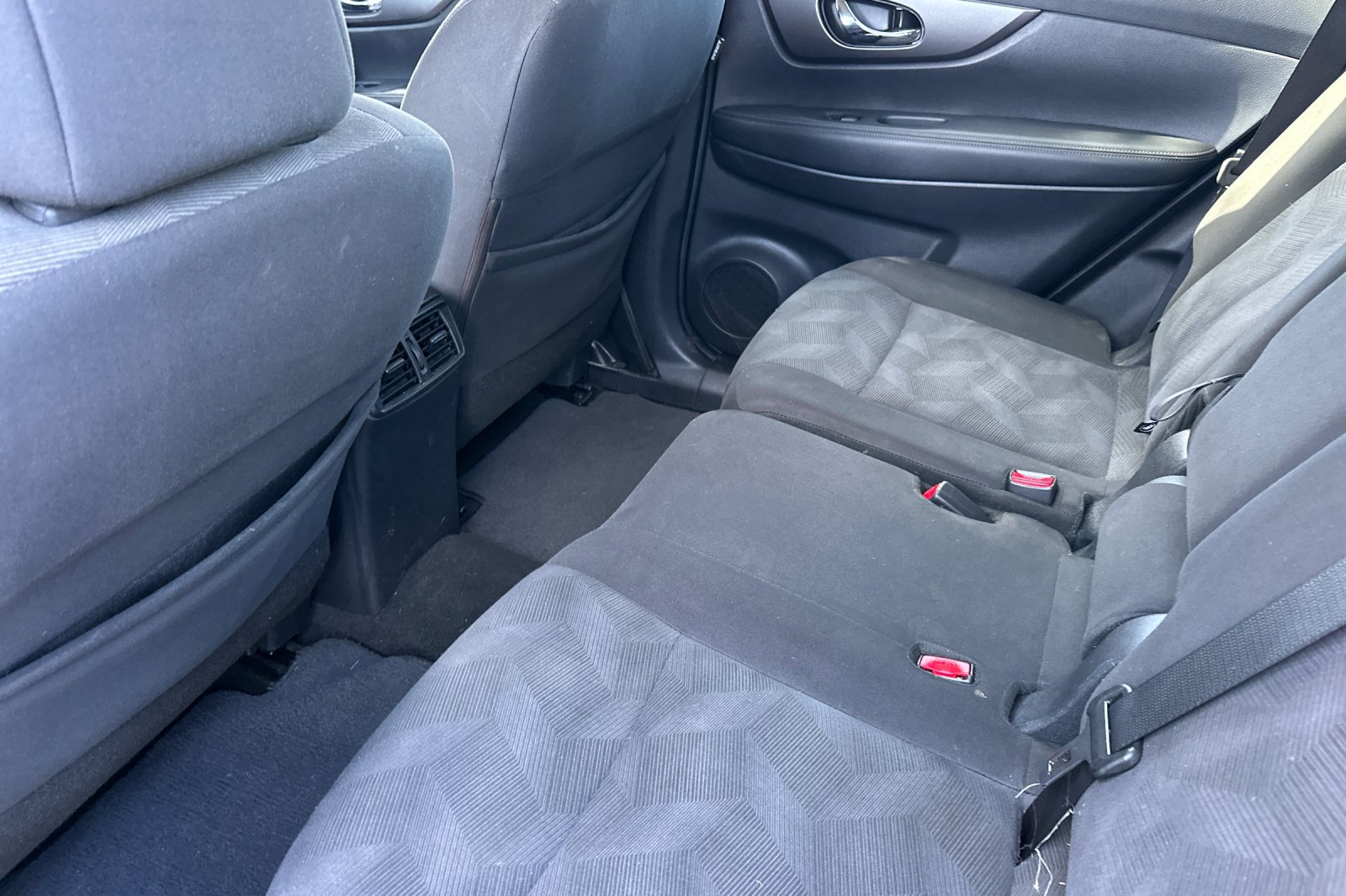 Used 2016 Nissan Rogue SV FWD image 11
