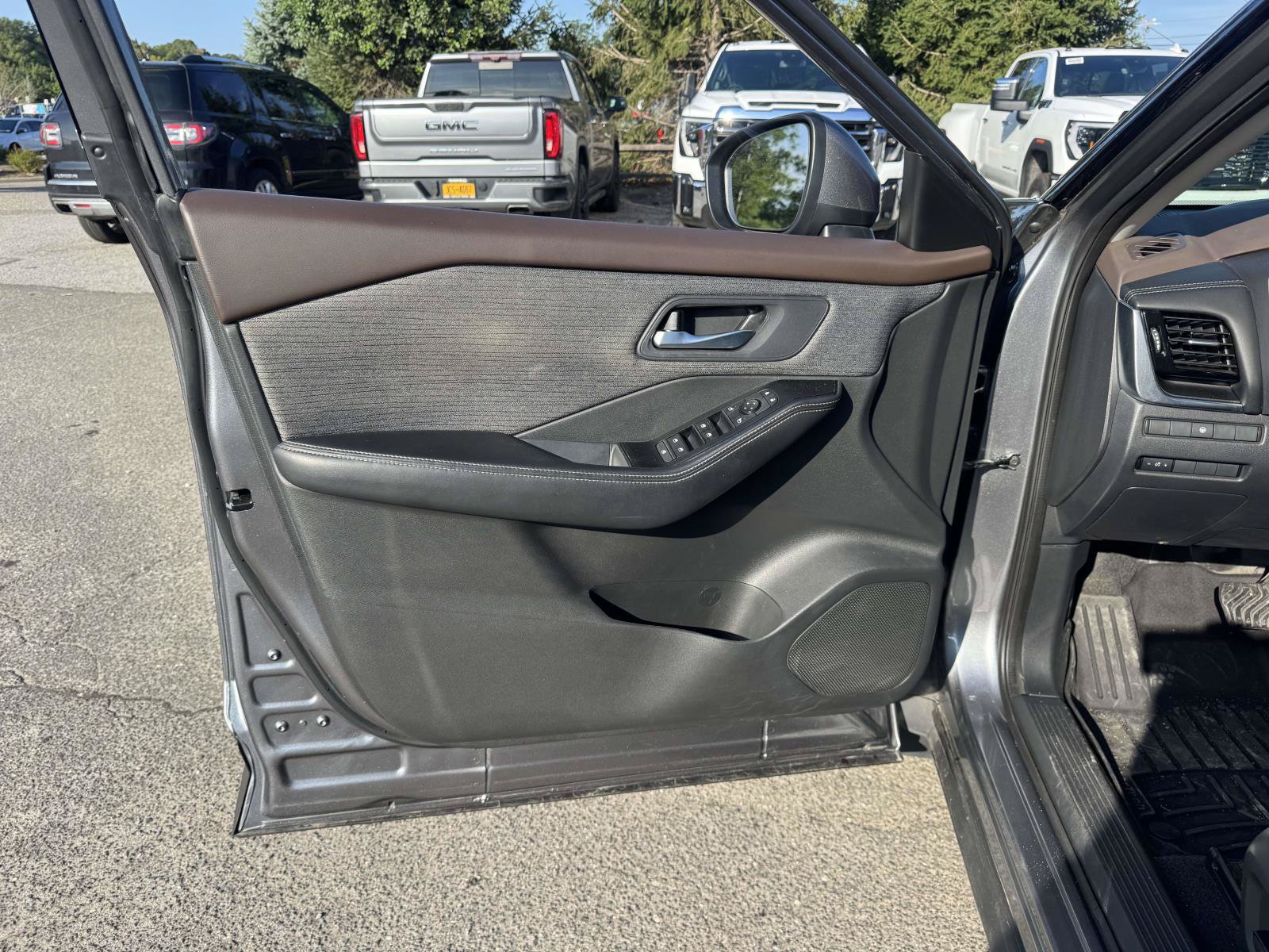 Used 2021 Nissan Rogue SV AWD/4WD image 18
