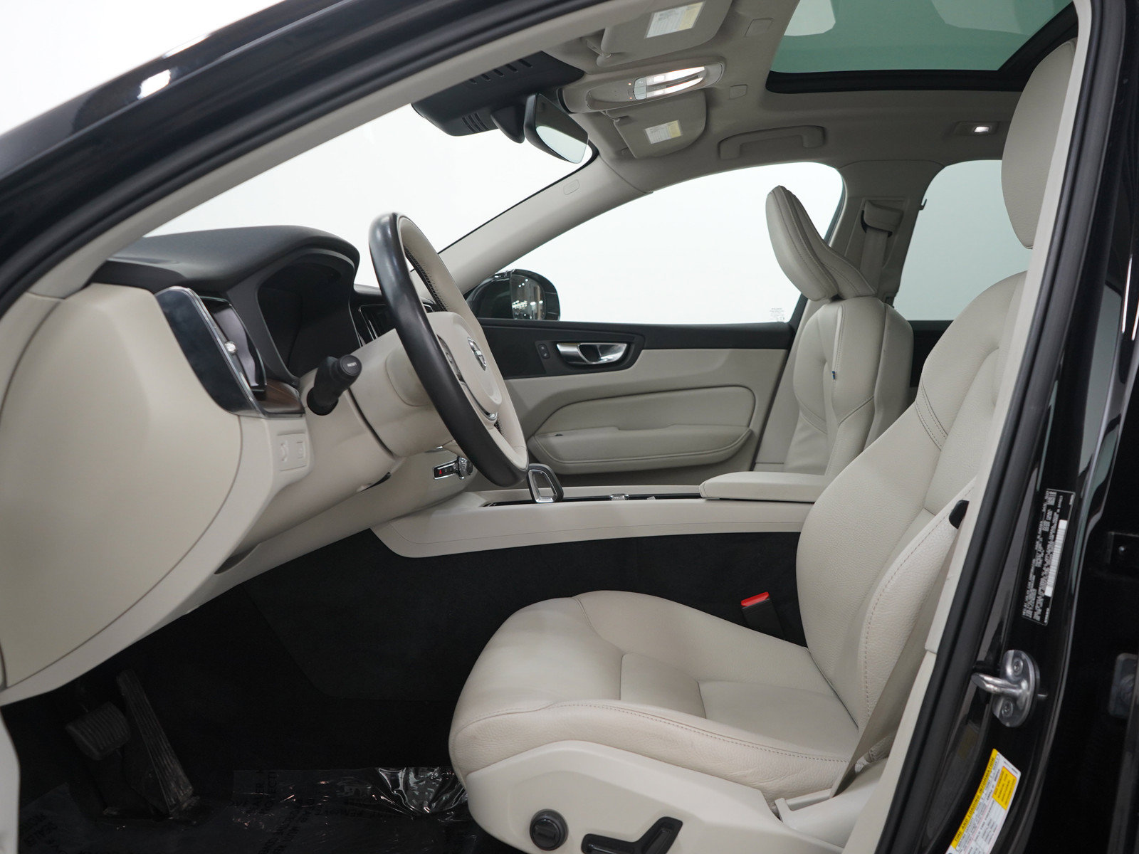 Used 2022 Volvo XC60 B5 Momentum w/ Climate Package AWD/4WD image 25