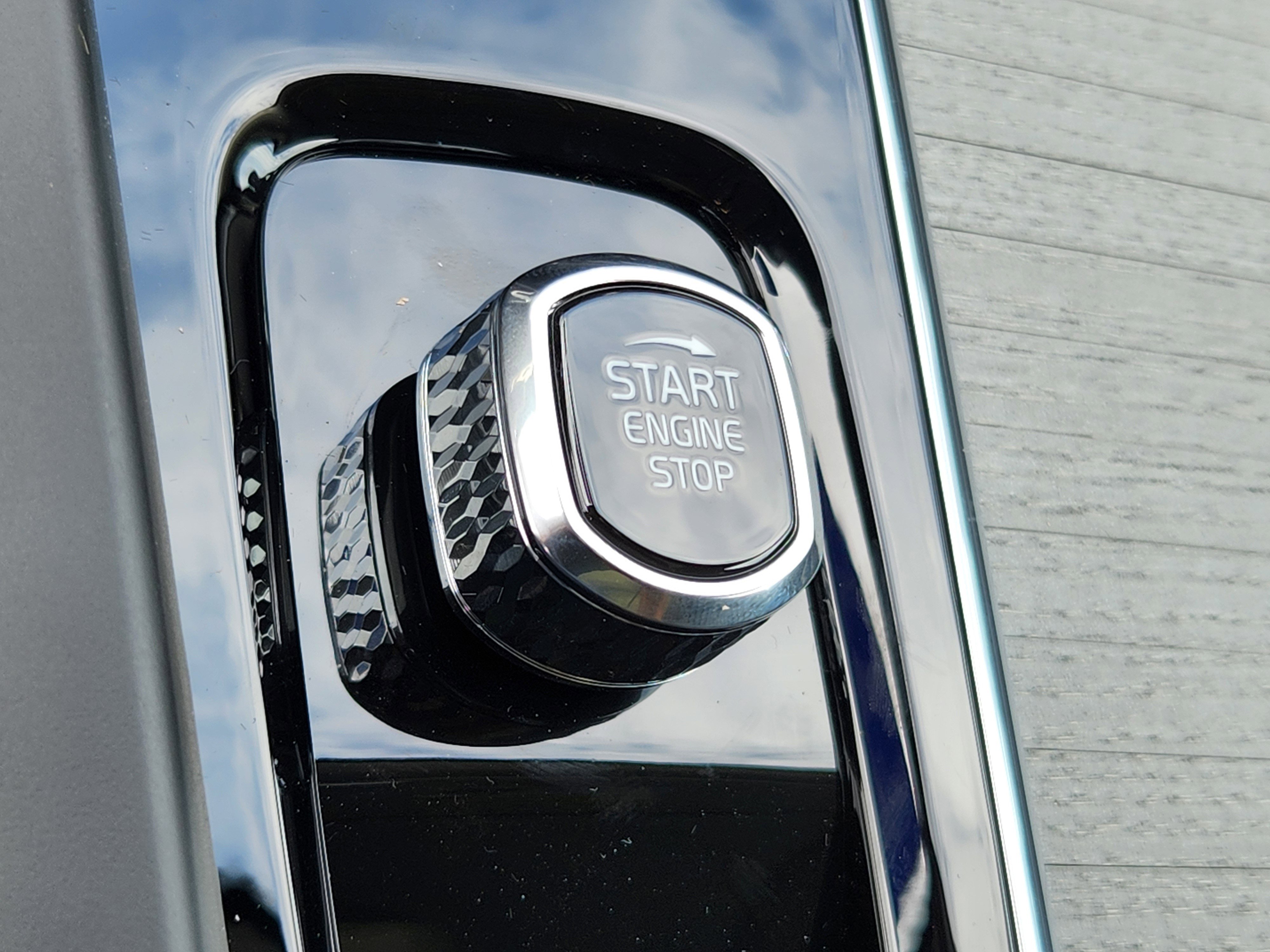 New 2025 Volvo XC60 B5 Plus w/ Protection Package Premier image 31