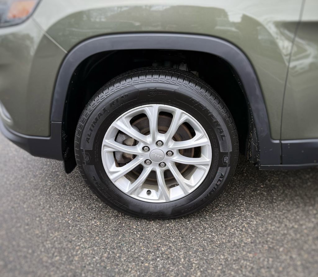 Used 2019 Jeep Cherokee Latitude w/ Popular Appearance Group image 18