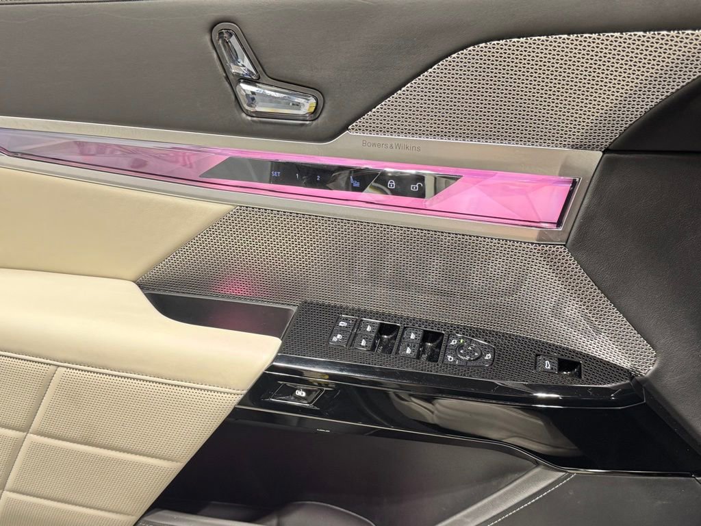 Used 2023 BMW 760i xDrive w/ Executive Package image 19