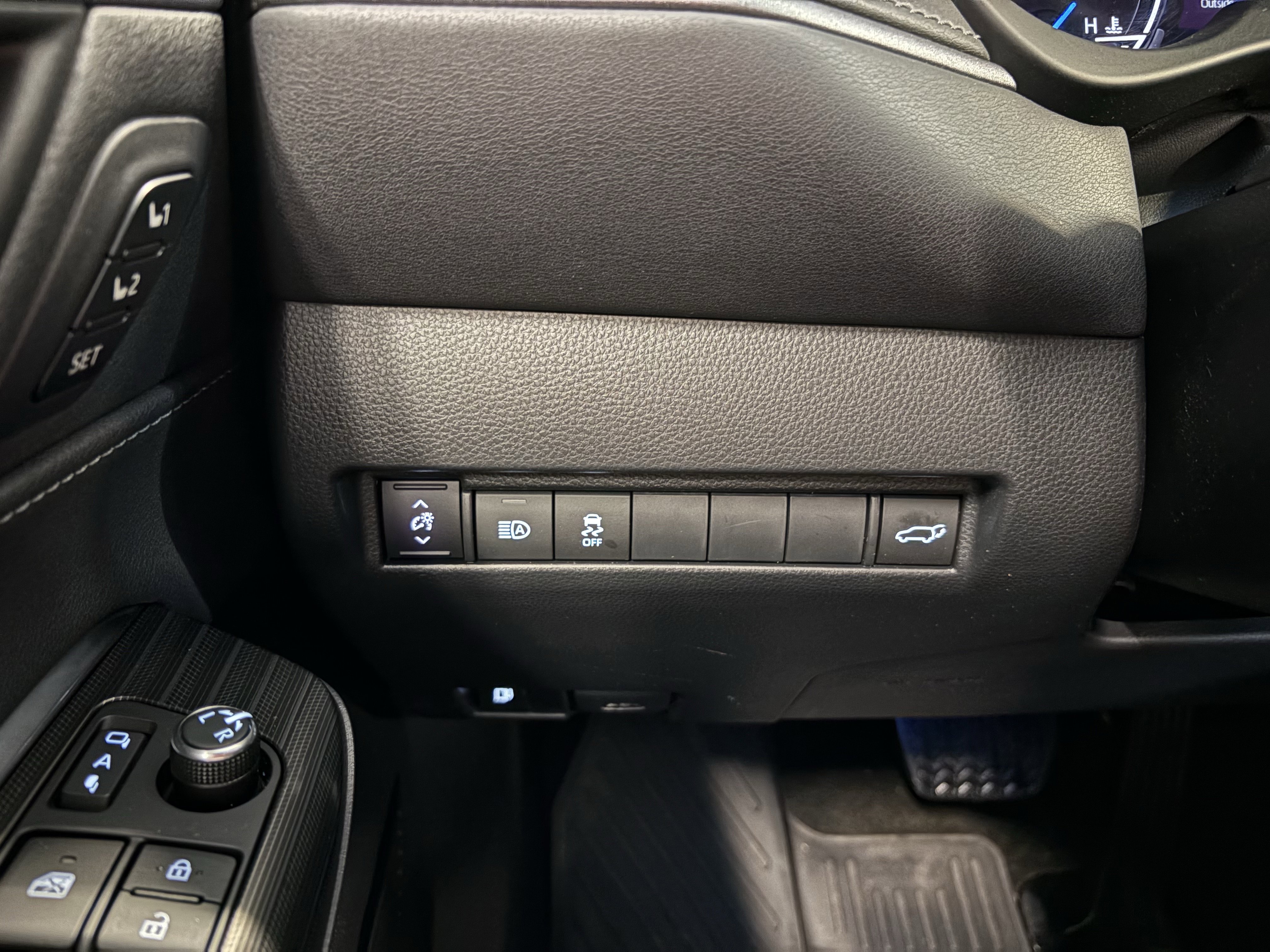 Certified 2024 Toyota Venza Nightshade image 25