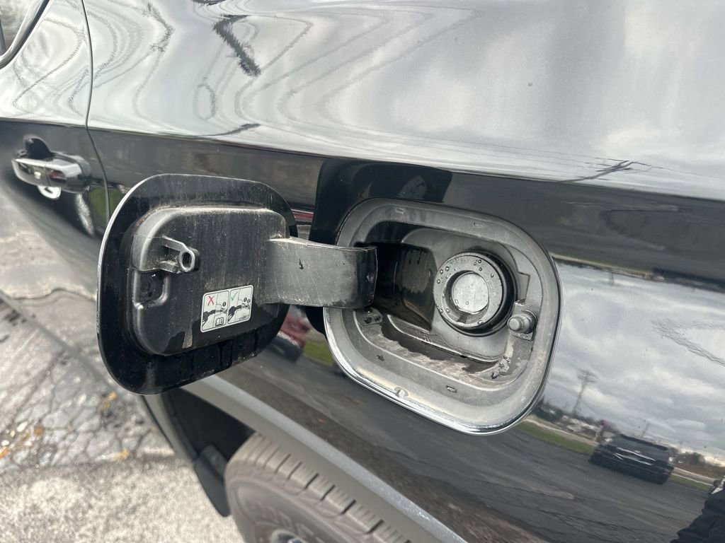 Used 2022 Chevrolet Traverse LT w/ Midnight/Sport Edition image 46