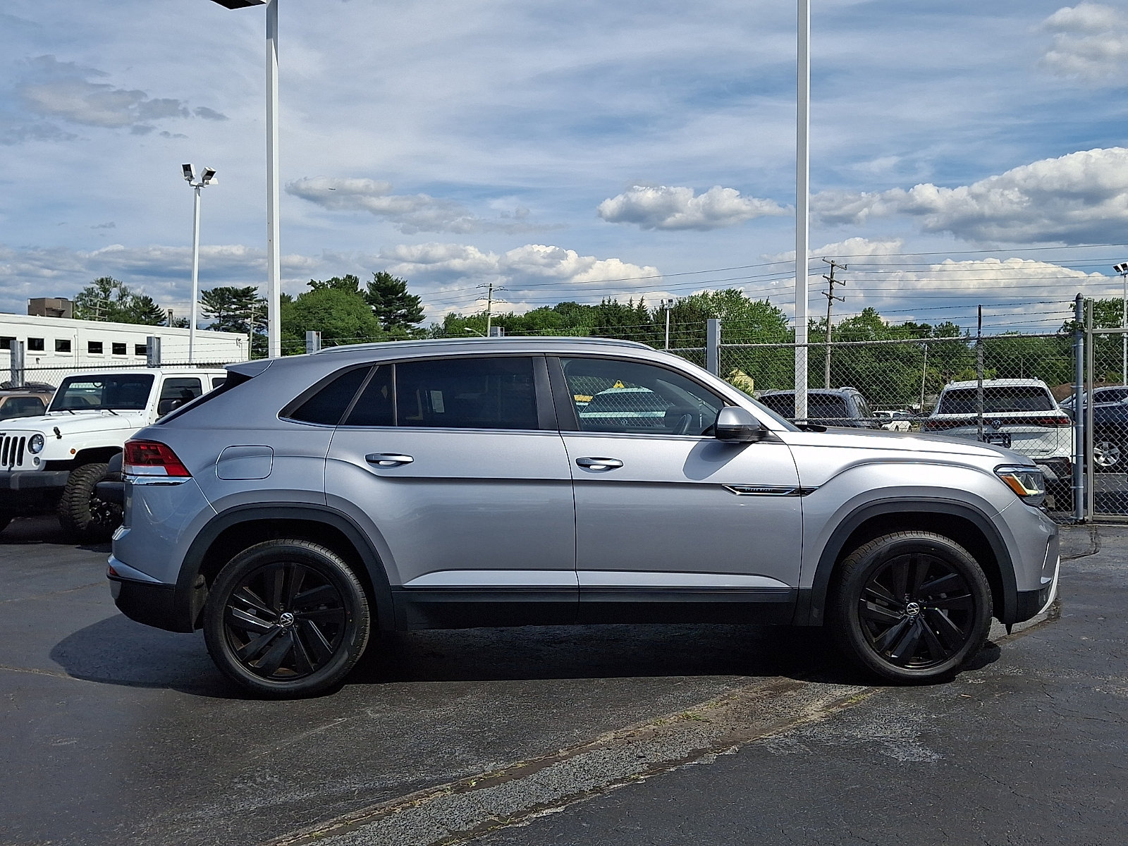 Certified 2022 Volkswagen Atlas Cross Sport SE w/ Black Wheel Package AWD/4WD image 7