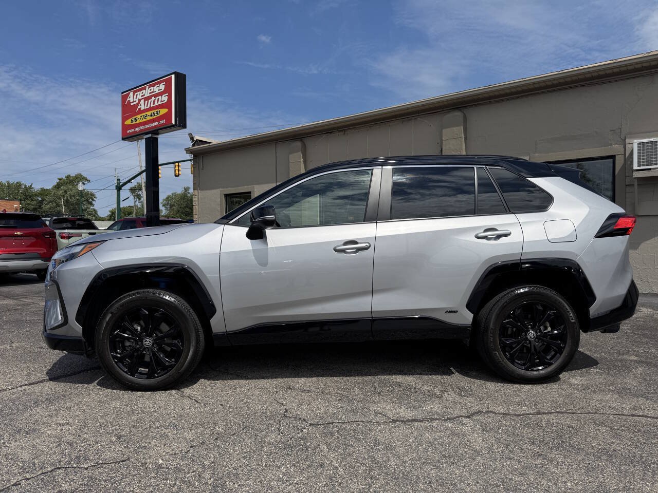 Used 2023 Toyota RAV4 XSE AWD/4WD image 5