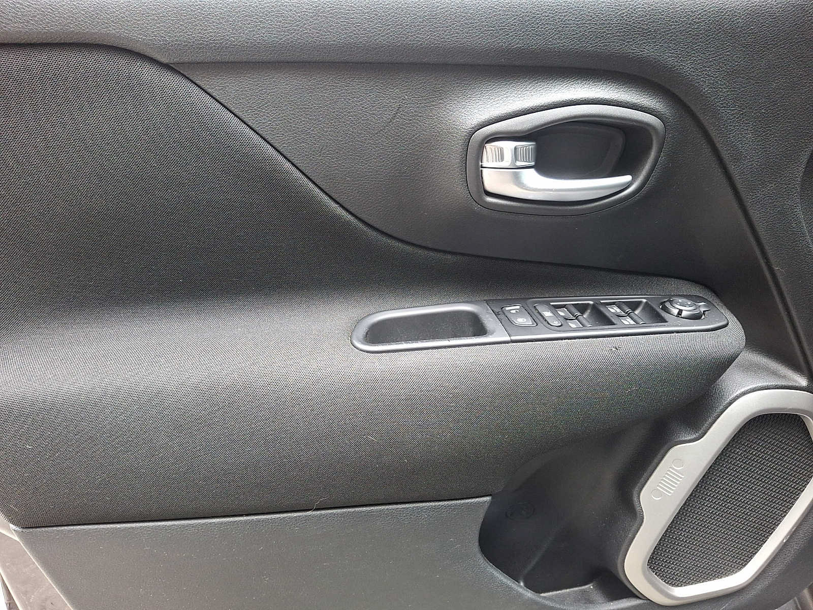 Used 2021 Jeep Renegade Latitude AWD/4WD image 10