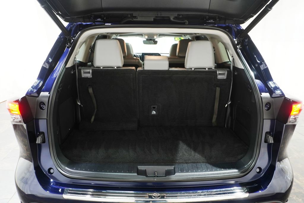 Used 2023 Toyota Highlander Limited FWD image 7