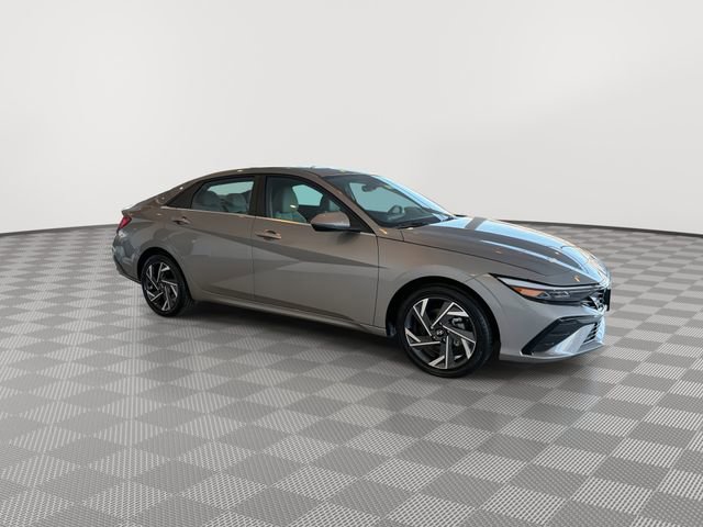 Used 2025 Hyundai Elantra Limited image 13