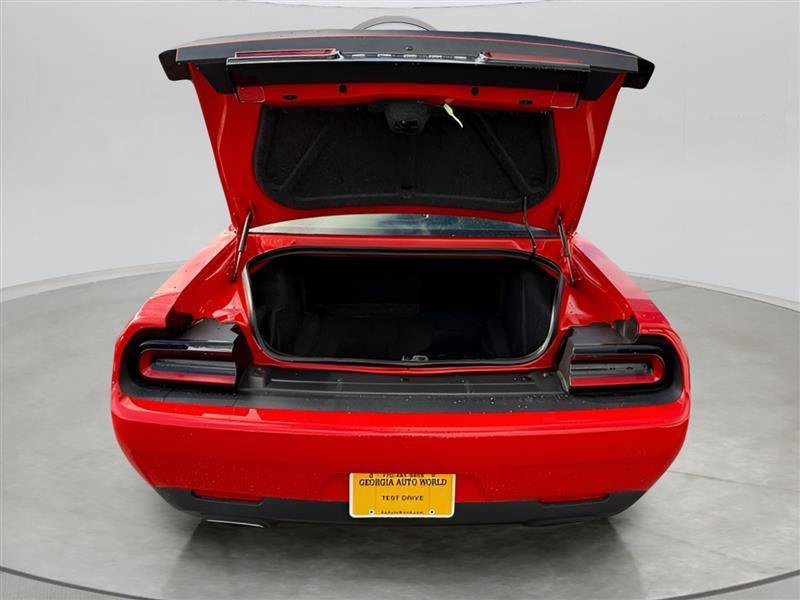 Used 2015 Dodge Challenger SXT RWD image 9