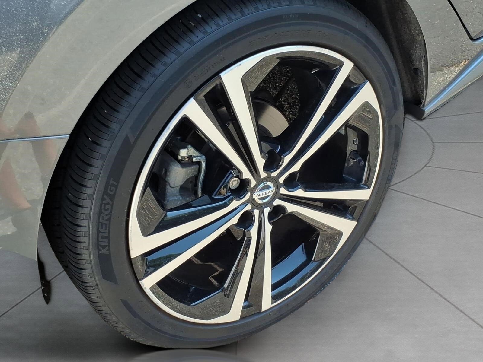 Used 2023 Nissan Sentra SR w/ SR Premium Package FWD image 5
