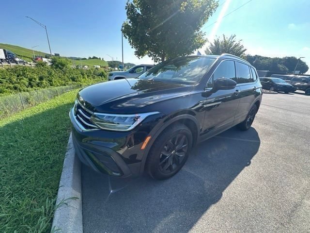 Used 2024 Volkswagen Tiguan SE w/ Panoramic Sunroof Package AWD/4WD image 4