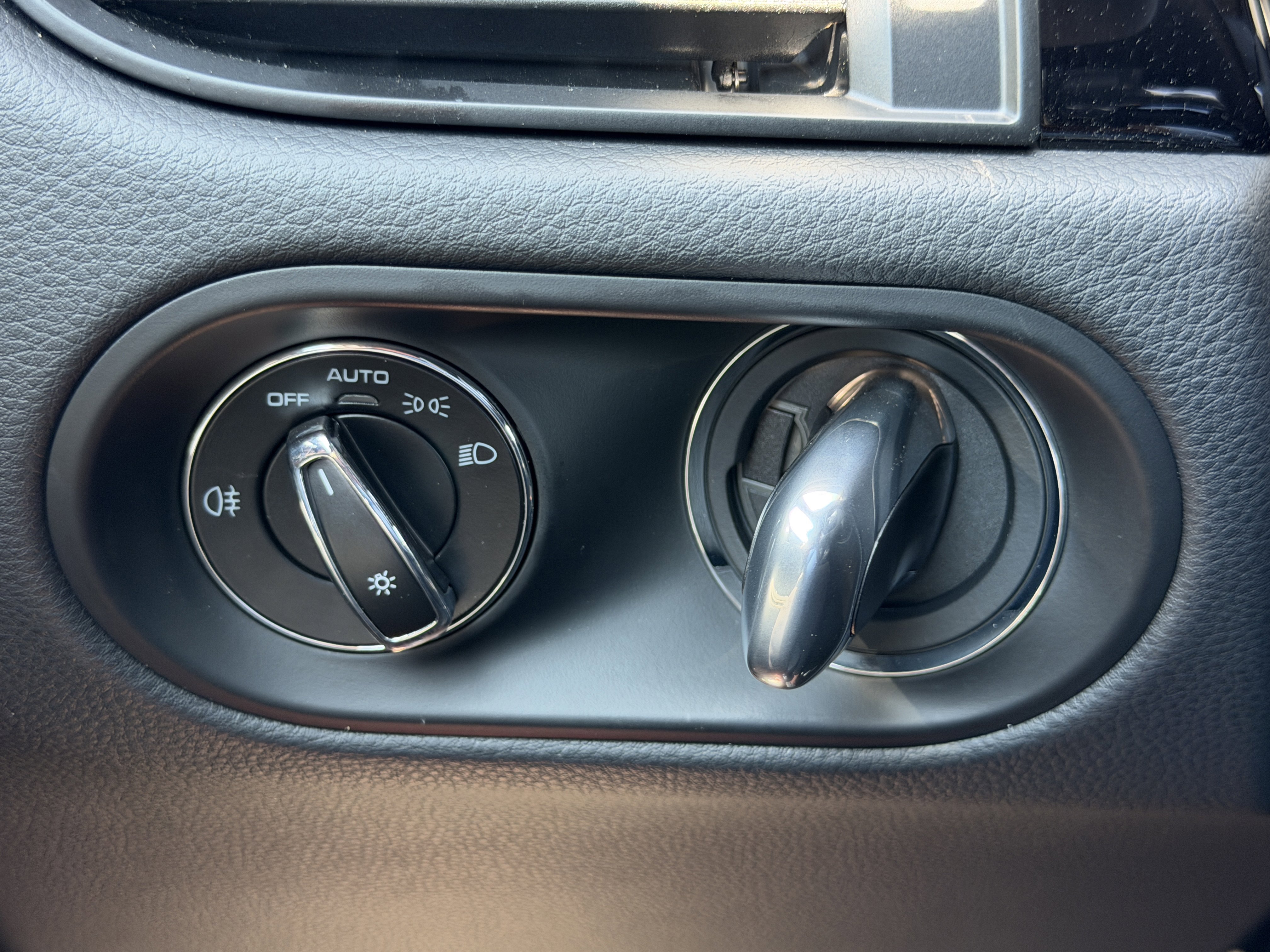 Certified 2025 Porsche Macan AWD/4WD image 33